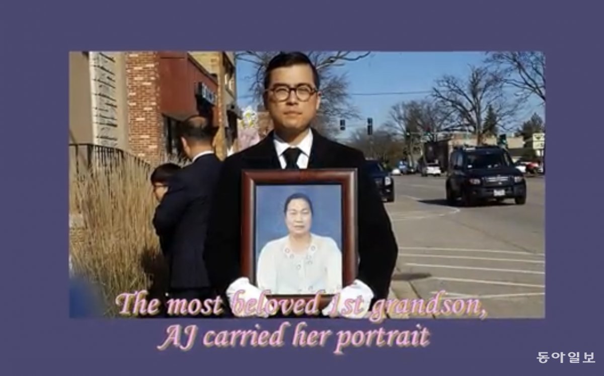 어머니의 장례식에서 평소 가장 많은 사랑을 받은 손자가 영정사진을 들고 서 있다. 김석휘 씨 제공