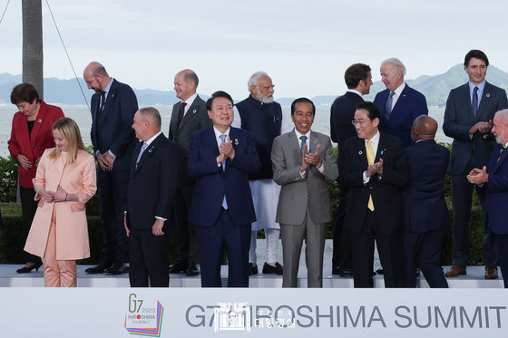 윤석열 대통령이 지난 20일 일본 히로시마 그랜드프린스호텔에서 G7 회원국 및 초청국 정상들과 기념사진을 촬영한 후 박수치고 있다. (대통령실 홈페이지) 2023.5.21/뉴스1