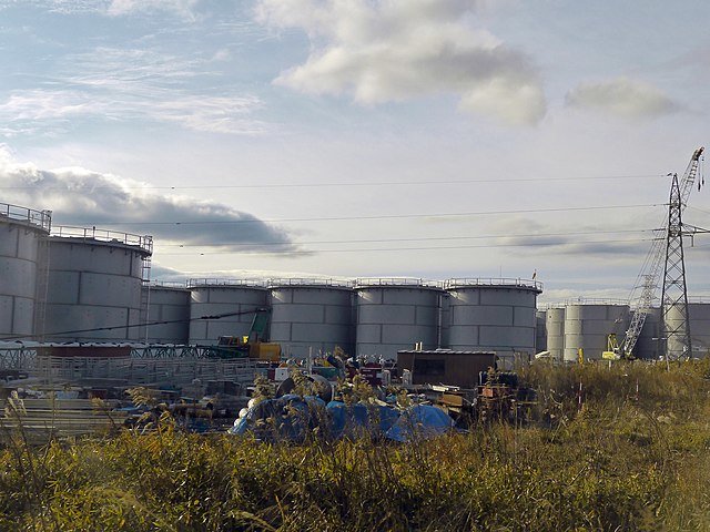 일본 정부가 약 130만 t의 오염수를 방류하겠다는 계획을 발표한 후쿠시마 원자력발전소 내부에 설치된 오염수 저장용 물탱크들. 사진 출처 위키미디어