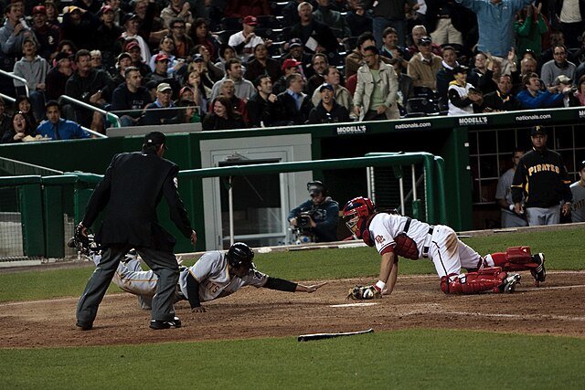 미국의 한 경기장에서 프로 야구 선수들이 경기장에서 격렬하게 움직이고 있다. 사진 출처 위키미디어