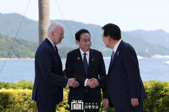 윤석열 대통령과 조 바이든 미국 대통령, 기시다 후미오 일본 총리가 21일 히로시마 G7 정상회의장인 그랜드 프린스 호텔에서 열린 한미일 정상회담에서 악수를 나누고 있다. 2023.5.21 대통령실 홈페이지