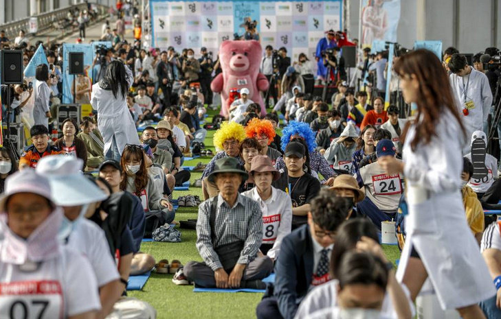 21일 서울 서초구 반포한강공원 잠수교에서 열린 2023 한강 멍때리기 대회에서 참가자들이 경연에 집중하고 있다. 2023.05.21. 뉴시스