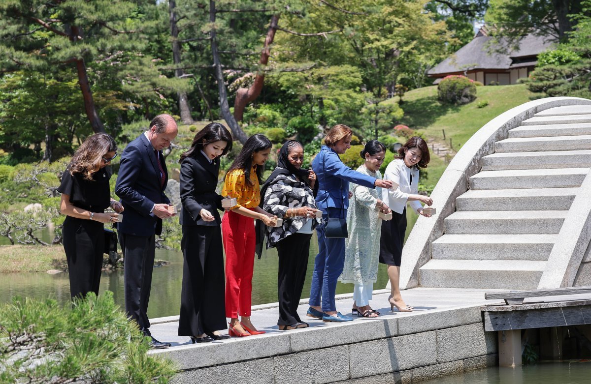 김건희 여사(왼쪽에서 세 번째)가 21일 일본 히로시마에서 열린 주요 7개국(G7) 정상회의 배우자 프로그램에 참석해 각국 정상 
배우자들과 히로시마의 대표적 정원인 슛케이엔 다리 위에서 잉어에게 먹이를 주고 있다. 대통령실사진기자단