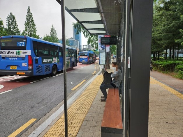 중국·몽골 고비 사막과 네이멍구 고원에서 발원한 황사가 우리나라까지 영향을 미치면서 22일 출근길에는 다시 마스크를 낀 사람들이 늘었다. 2023.05.22./뉴스1