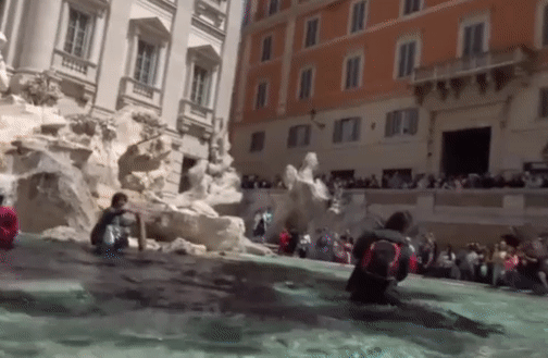 이탈리아 환경단체 ‘울트라 제네라치오네(Ultima Generazione·마지막세대)’가 ‘트레비 분수(Trevi Fountain)’에 먹물을 뿌리고 있다. 트위터 ‘@JackPosobiec’ 갈무리