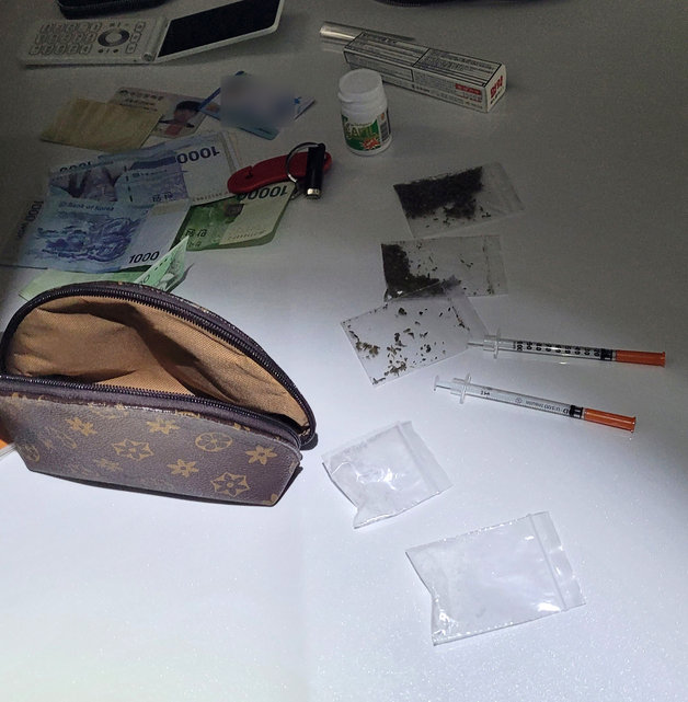 마약 투약으로 1년간 복역한 후 출소한 날 또 마약을 투약한 혐의로 붙잡힌 30대 여성의 소지품에서 발견된 대마와 주사기. 포항북부경찰서 제공