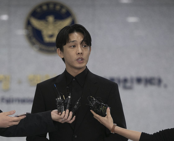 배우 유아인(본명 엄홍식)이 17일 오전 서울경찰청 마약범죄수사대에서 조사를 받은 후 건물을 나서고 있다. 2023.5.17/뉴스1