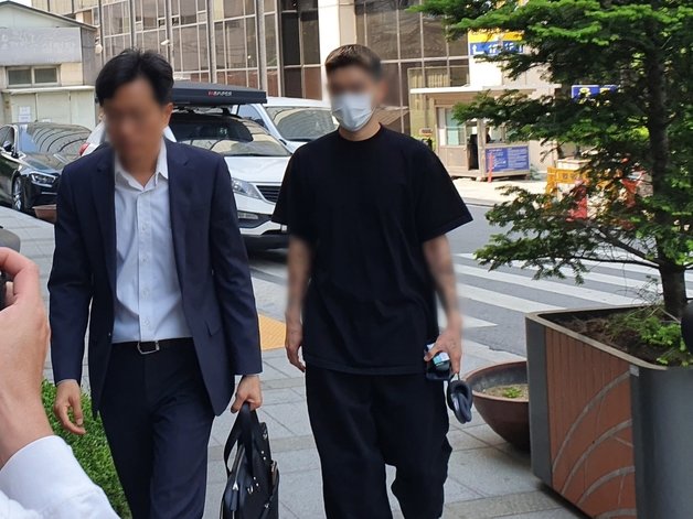 유아인의 지인인 작가 A씨(오른쪽)가 16일 조사를 받기 위해 서울경찰청 마포청사로 향하고 있다. 2023.05.16/뉴스1