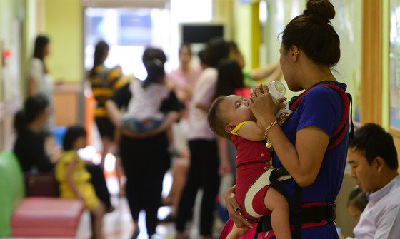 한 아동병원에서 수족구병 의심 환자들이 보호자들과 함께 진료 순서를 기다리고 있다. ⓒ News1 DB