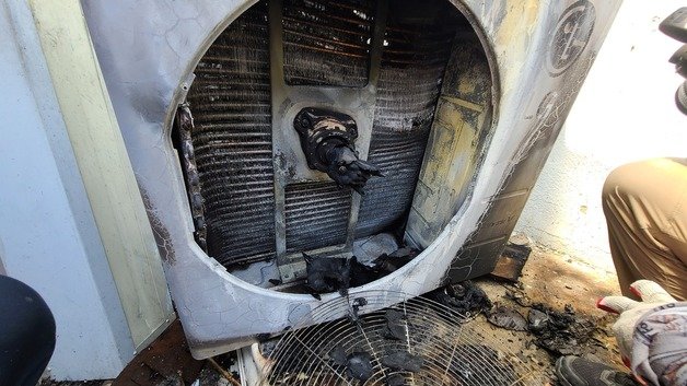 본격적인 여름철을 앞두고 에어컨 실외기 화재 위험성이 커져 주의가 요구된다. 사진은 에어컨 실외기 화재. (대구소방본부 제공)/뉴스1