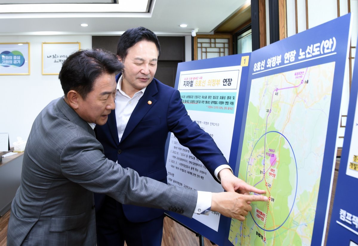 김동근 경기 의정부시장이 17일 시장실을 방문한 원희룡 국토교통부 장관에게 지하철 8호선의 의정부 연장에 관해 설명하고 있다. 의정부시 제공