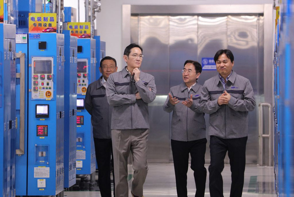 이재용 삼성전자 회장이 지난 3월 24일, 중국 텐진에 위치한 삼성전기 사업장을 방문해 적층세라믹콘덴서(MLCC) 생산 공장을 점검하고 있다. 출처=삼성전자