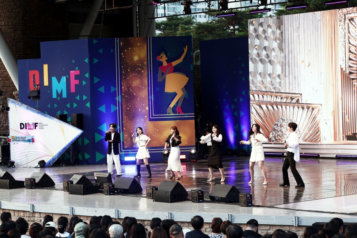 20일 대구 달서구 두류동 코오롱야외음악당에서 열린 제17회 대구국제뮤지컬페스티벌(DIMF) 개막 축하공연 무대에서 올해 ‘뮤지컬 스타’ 수상자 6명이 열창하고 있다. DIMF 사무국 제공