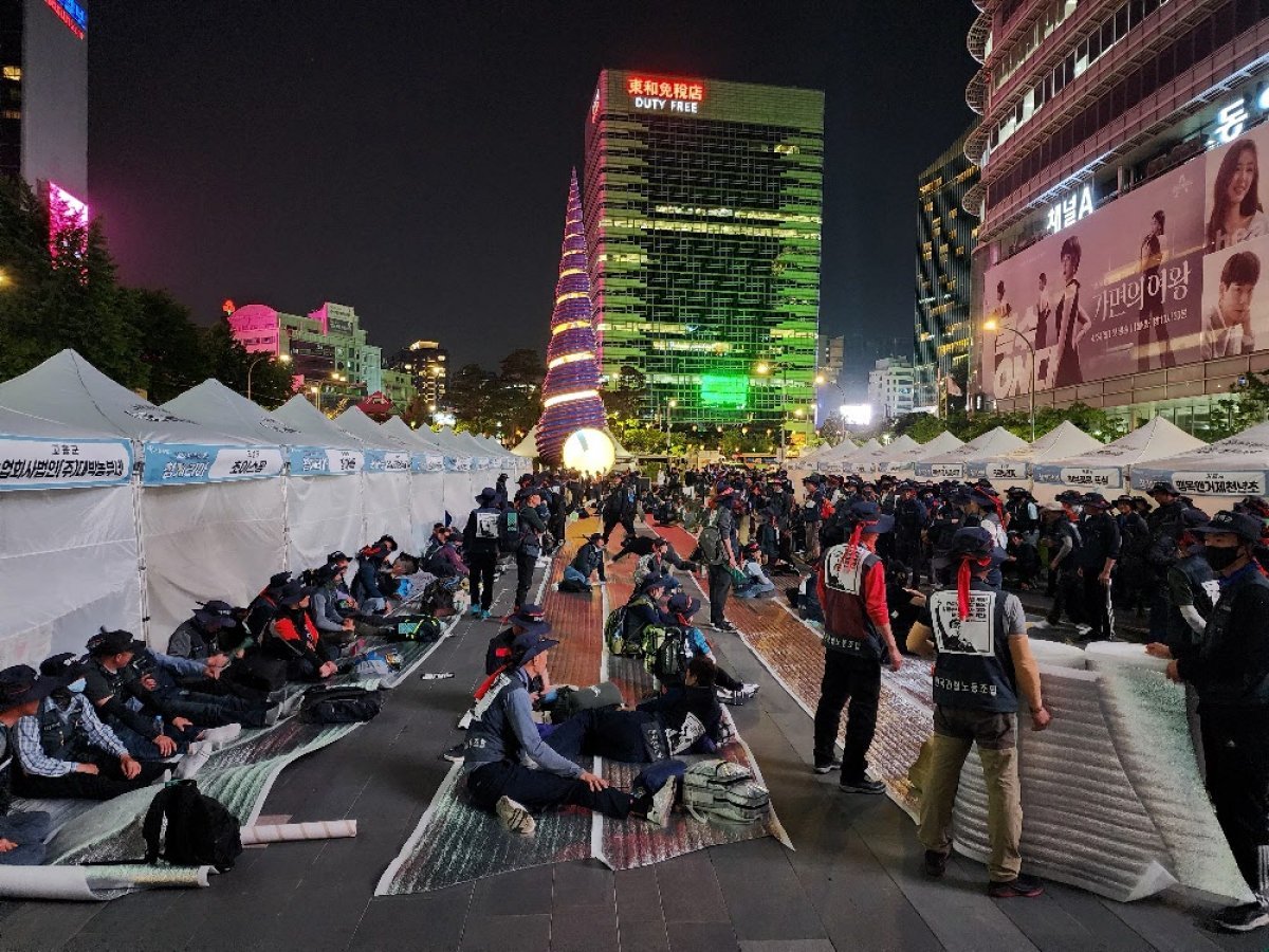 16일 오후 민주노총 집회가 야간까지 이어졌다. 밤이 되자 이들은 청계천 광장에 모여들어 내일 집회를 기다리며 노숙에 들어갔다. 전영한 기자  scoopjyh@donga.com