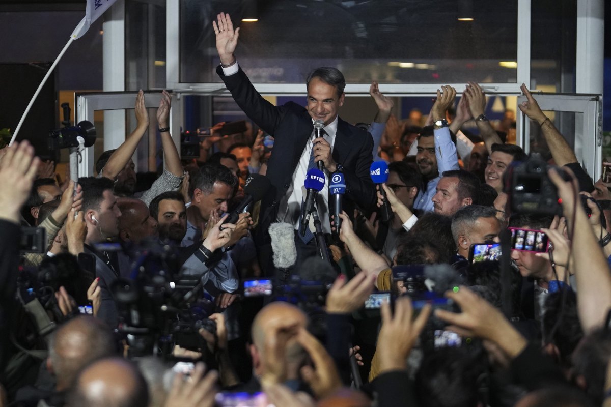 21일 총선에서 승리한 키리아코스 미초타키스 그리스 총리(가운데)가 수도 아테네 당사에서 손을 흔들며 기뻐하고 있다. 아테네=AP 뉴시스