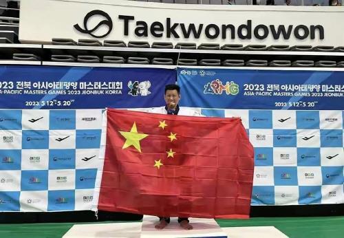 14, 15일 양일간 전북 무주에서 열린 태권도 대회에서 입상한 후 대만 국기가 아닌 중국 오성홍기를 들어 논란을 일으킨 대만 선수 리둥셴. 웨이보 캡처