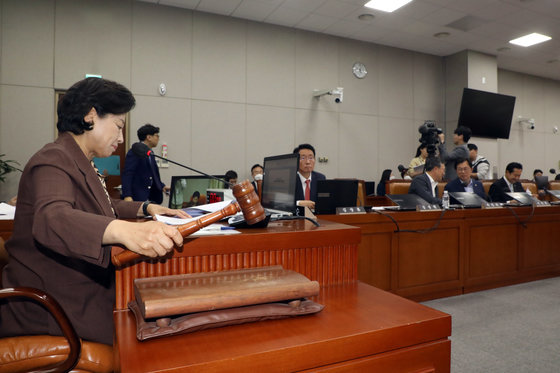 남인순 국회 정개특위 위원장이 22일 오후 서울 여의도 국회에서 열린 정치개혁특별위원회 전체회의에서 의사봉을 두드리고 있다. 2023.5.22 뉴스1