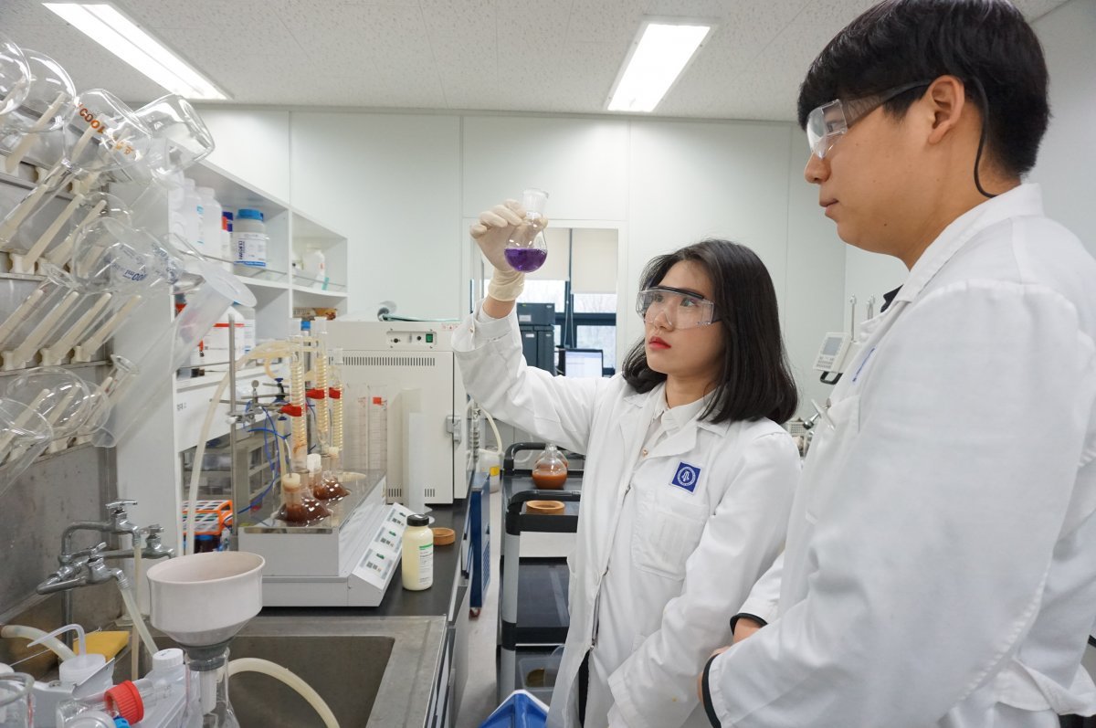 종근당 효종연구소 연구원이 미생물 배양을 위한 접종 실험을 하고 있다.