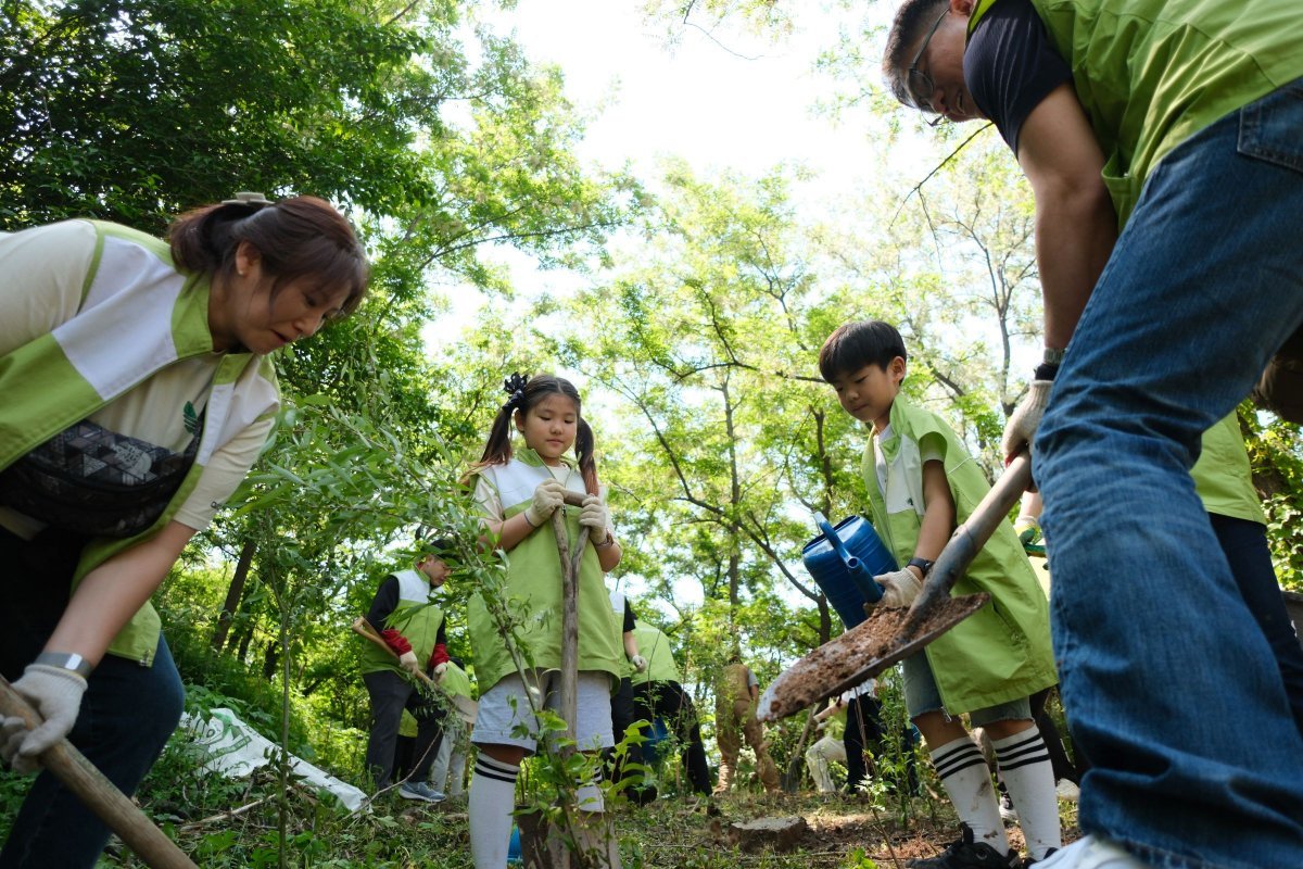 유한양행 임직원들의 노을 공원 봉사활동 모습. 유한양행 제공