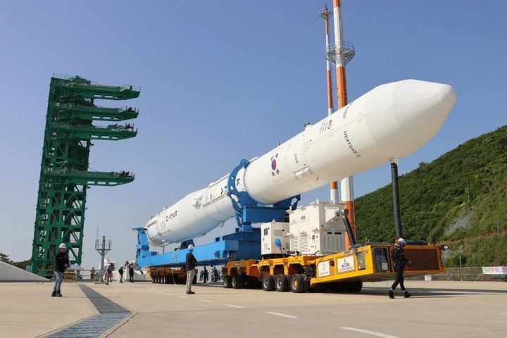 23일 오전 전남 고흥군 나로우주센터 발사대에 한국형 발사체 누리호가 도착해 있다. 한국항공우주연구원 제공