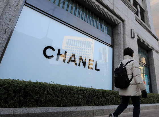 3일 한 시민이 서울 도심 백화점에 설치된 샤넬 광고판을 지나고 있다. 명품 업계에 따르면 프랑스 명품 브랜드 샤넬은 주요 핸드백 가격을 최대 6% 인상하는 등 올해 첫 가격 인상에 나섰다. 2023.3.3/뉴스1