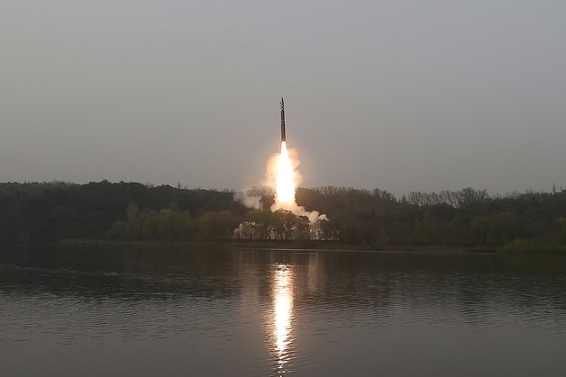 북한이 보도한 고체연료를 사용한 대륙간탄도미사일(ICBM) ‘화성포-18형(화성-18형)’ 발사 모습. (평양 노동신문=뉴스1)