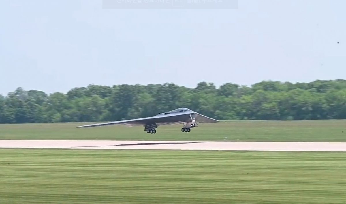 미국 미주리주의 화이트맨 공군 기지에서 22일(현지시간) B-2 스텔스 폭격기가 이륙하고 있다.  출처 미 전략사 트위터