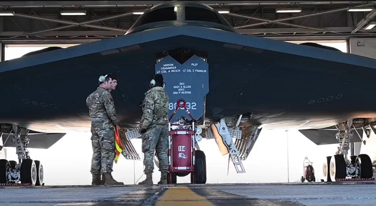 22일(현지시간) 미국 미주리주 화이트맨 공군 기지에서 정비요원들이 B-2 스텔스 폭격기의 이륙전 기체 점검을 하고 있다.  출처 미 전략사 트위터