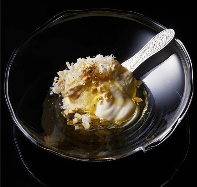 기네스 세계 기록에 등재된 가장 비싼 아이스크림 ‘뱌쿠야’와 세트로 출시된 스푼. (출처 : 쎄라토 누리집)