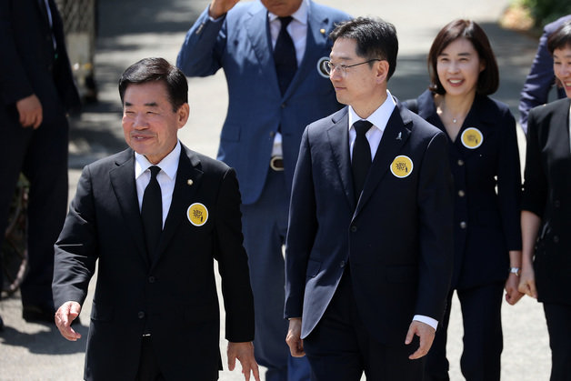 김진표 국회의장과 김경수 전 경남지사가 23일 경남 김해시 봉하마을에서 엄수된 노무현 전 대통령 서거 14주기 추도식에 참석하고 있다. 2023.5.23. 사진공동취재단