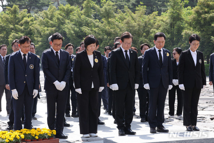 각 정당 대표들이 23일 오후 경남 김해시 진영읍 봉하마을에서 고 노무현 전 대통령 서거 14주기 추도식을 마친 뒤 노 전 대통령
 묘역에서 인사하고 있다. 왼쪽부터 배진교 정의당 원내대표, 박광온 더불어민주당 원내대표, 이정미 정의당 대표, 이재명 
더불어민주당 대표, 김기현 국민의힘 대표, 윤희숙 진보당 대표. 공동취재사진