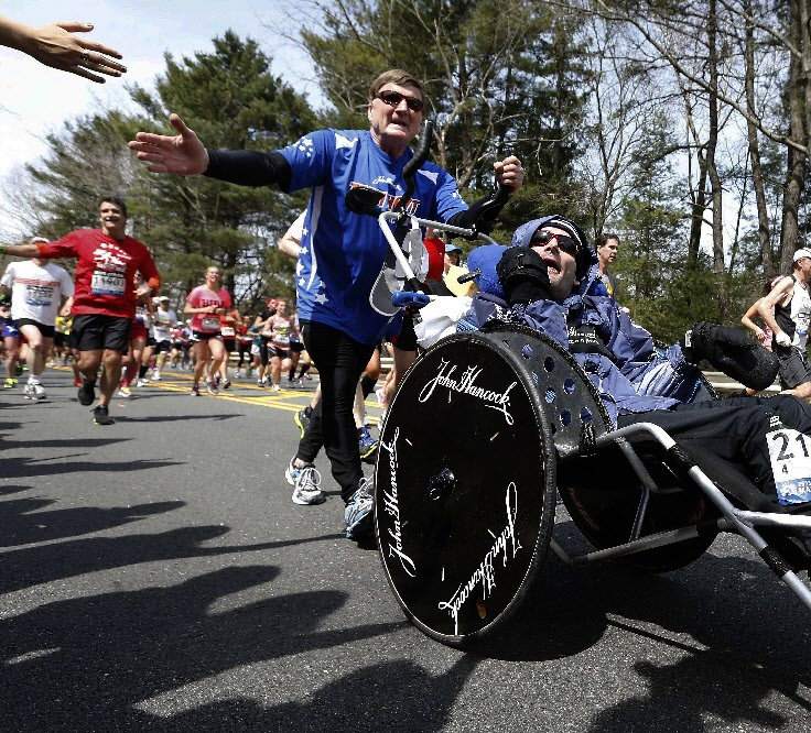 2013년 미국 보스턴 마라톤에 휠체어를 타고 참가한 릭 호이트(앞)를 아버지 딕 호이트가 밀며 함께 달리고 있다. 보스턴=AP 뉴시스