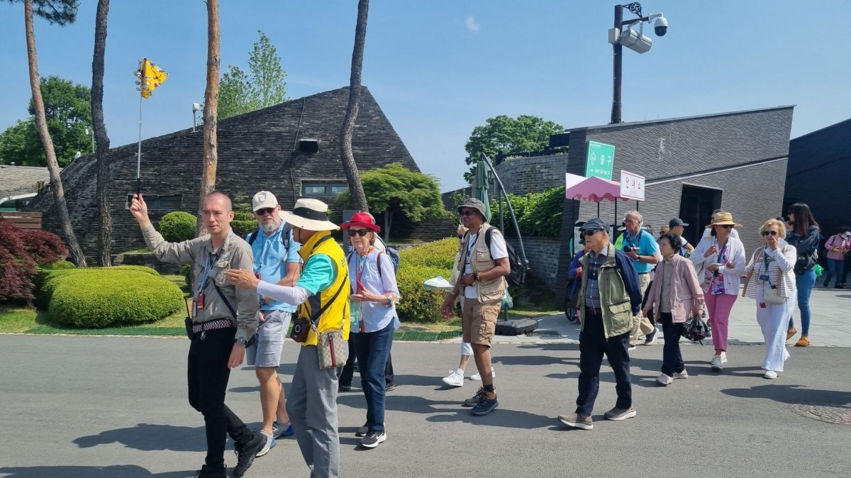 21일 2023순천만국제정원박람회장을 찾은 미국, 프랑스 크루즈 여행 관광객들이 정원박람회장을 둘러보고 있다. (재)순천만국제정원박람회 조직위원회 제공