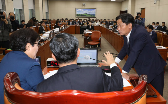 전해철 국회 환경노동위원장이 25일 오전 서울 여의도 국회에서 열린 환경노동위원회 전체회의에서 국민의힘 간사인 임이자 의원, 더불어민주당 간사인 김영진 의원과 대화를 하며 간사 협의를 요청하고 있다. 2023.4.25/뉴스1