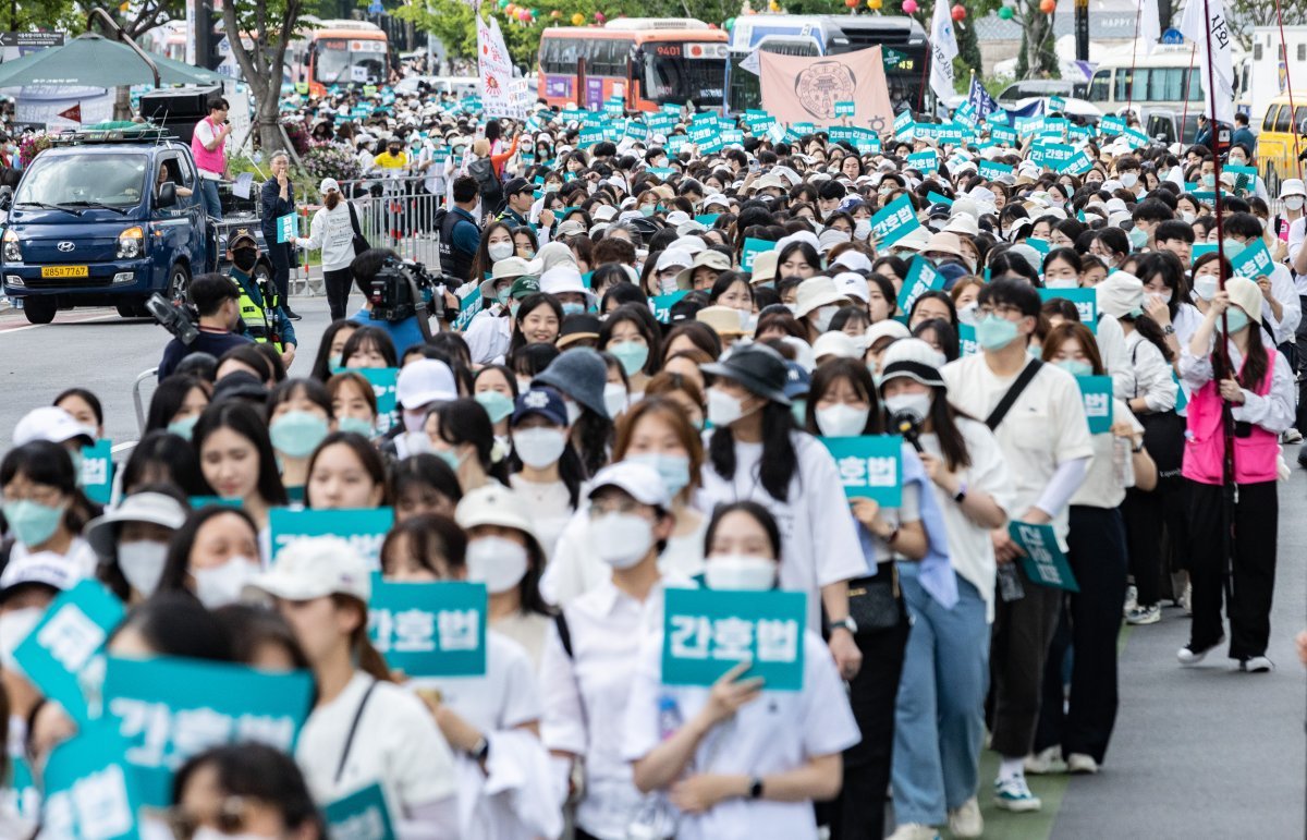 대한간호사협회 회원들이 19일 오후 서울 세종대로 동화면세점 앞 일대에서 열린 간호법 거부권 행사 규탄 총궐기대회를 마친 후 서울역으로 행진하고 있다. 2023.5.19/뉴스1