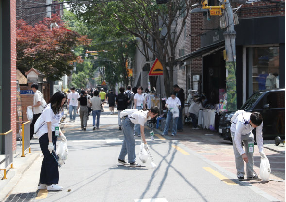 서울숲에서 성수동 카페거리까지 플로깅이 이어졌다.