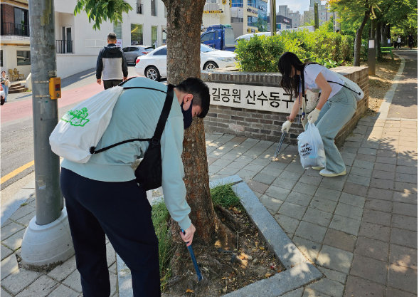 광주 푸른길 공원에서 플로깅을 하는 모습.