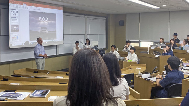 정의선 현대차그룹 회장이 지난 11일 연세대학교 경영대학 이무원 교수의 강의를 참관했다.(연세대 제공) 뉴스1