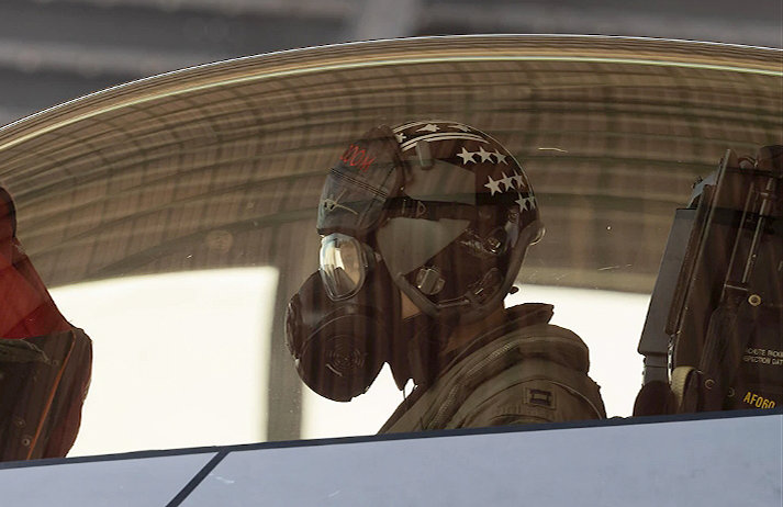 미군의 하와이 진주만-히캄 합동 기지에서 열린 차세대 승무원 보호 단계 발사 및 복구 훈련 행사에서 F-22 조종사가 새로운 보호장구를 착용한 채 조종석에 앉아 있다. 미 공군 제공