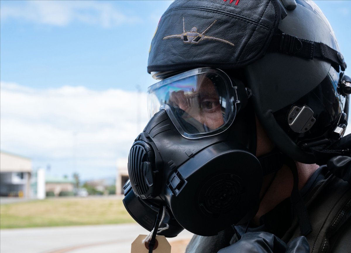 지난 10일 미군의 하와이 진주만-히캄 합동 기지에서 열린 차세대 승무원 보호 단계 발사 및 복구 훈련 행사에서 F-22 조종사가 오염 통제 구역을 통과하고 있다. 미 공군 제공