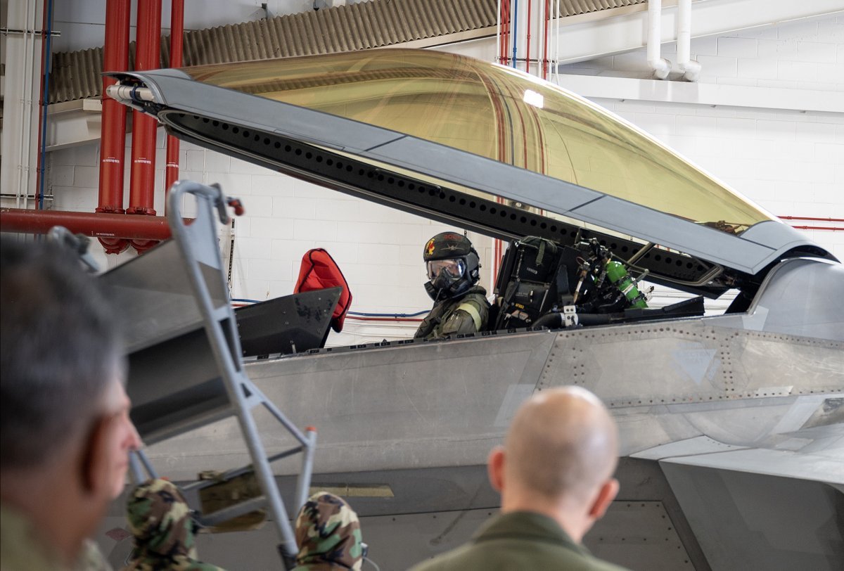 지난 10일 미군의 하와이 진주만-히캄 합동 기지에서 열린 차세대 승무원 보호 단계 발사 및 복구 훈련 행사에서 F-22 조종사가 탑승하고 있다. 미 공군 제공