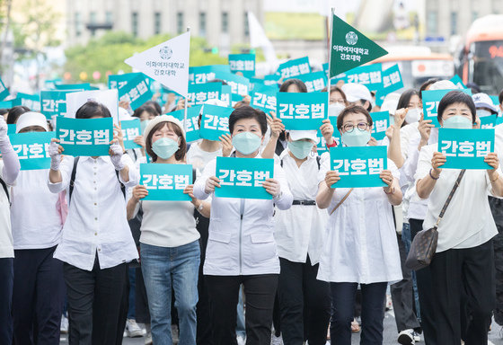 대한간호사협회 회원들이 19일 오후 서울 세종대로 동화면세점 앞 일대에서 열린 간호법 거부권 행사 규탄 총궐기대회를 마친 후 서울역으로 행진하고 있다. 2023.5.19/뉴스1