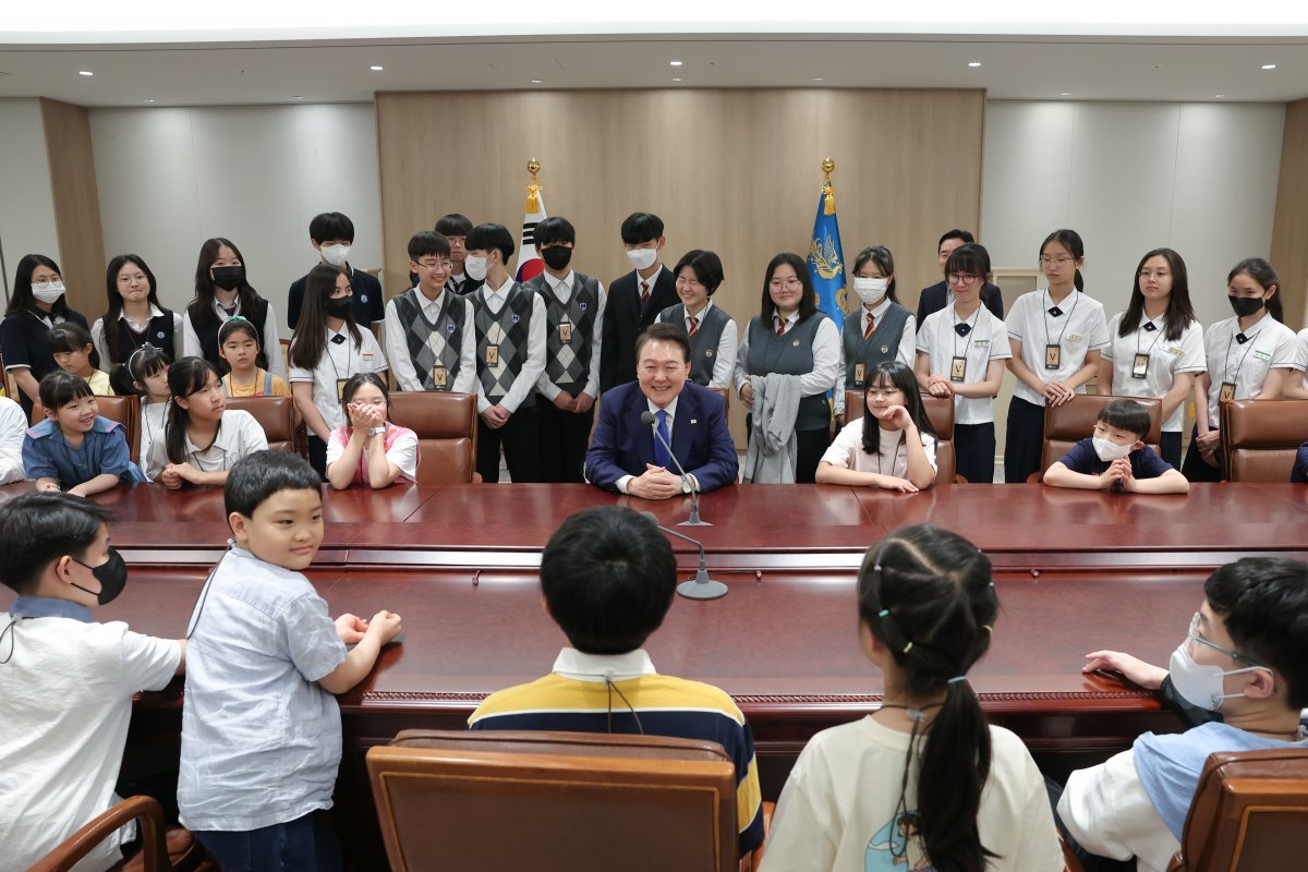 윤석열 대통령이 24일 서울 용산 대통령실 청사에서 누리호 3차 발사를 함께 시청하기로 했던 초중고생 50여 명과 모의 확대회담을 하고 있다. (대통령실 제공) 뉴시스