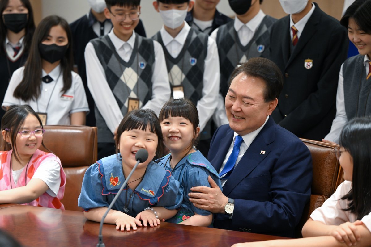 윤석열 대통령이 24일 서울 용산 대통령실 청사에서 누리호 3차 발사를 함께 시청하기로 했던 초중고생 50여 명과 회담장에서 대화하고 있다. (대통령실 제공) 뉴시스