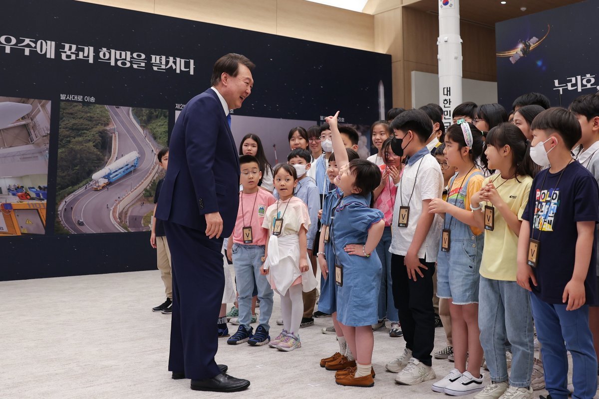 윤석열 대통령이 24일 서울 용산 대통령실 청사에서 누리호 3차 발사를 함께 시청하기로 했던 초중고생 50여 명과 대화하고 있다. (대통령실 제공) 뉴시스