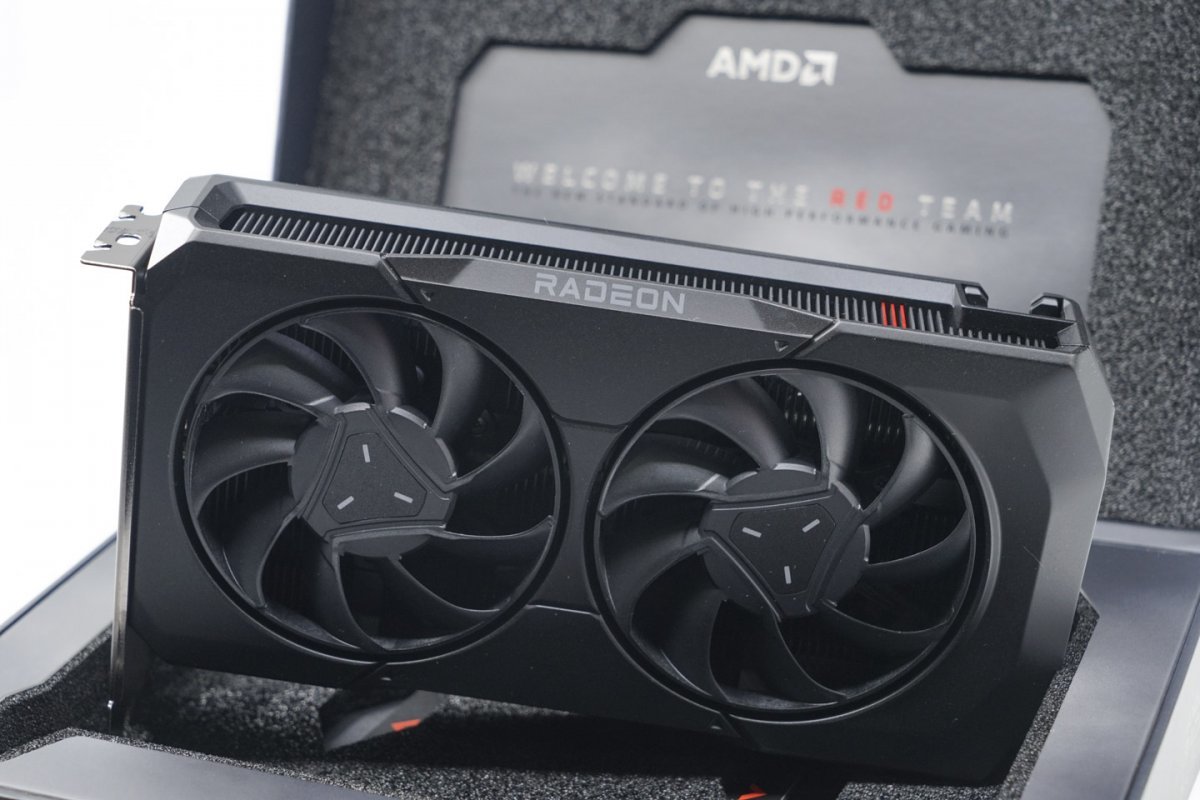 AMD 라데온 RX 7600 8GB 그래픽 카드, 리뷰 제품은 기준이 되는 제품인 ‘레퍼런스’ 그래픽 카드다. 출처=IT동아