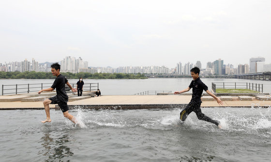 초여름 날씨를 보인  24일 서울 여의도 물빛광장에서 학생들이 물놀이를 하고 있다. 2023.5.24/뉴스1