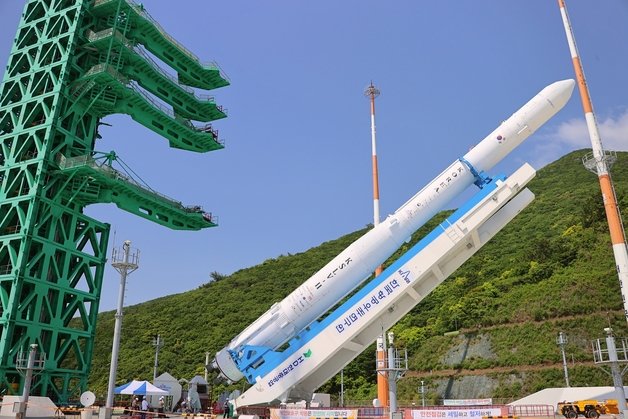 3차 발사를 앞둔 한국형 발사체 누리호가 이달 23일 전남 고흥 발사대에서 기립하는 모습(뉴스1DB)/뉴스1