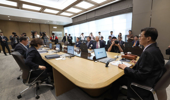이창용 한국은행 총재가 25일 서울 중구 한국은행에서 열린 금융통화위원회를 주재하고 있다. 뉴스1