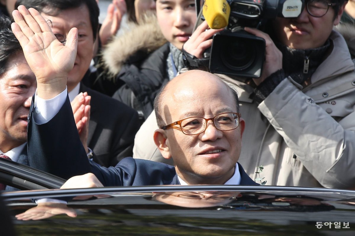 2017년 1월 퇴임식을 마친 박한철 전 헌법재판소장이 손을 흔들며 헌재를 떠나고 있다. 동아일보DB